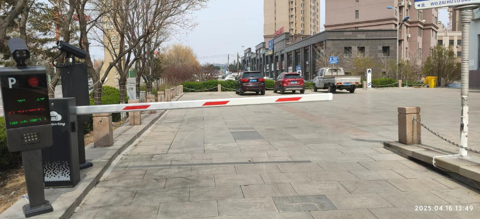 1784625335193215.jpg 葫芦岛金驰大厦有限公司 道闸 正面中景.jpg
