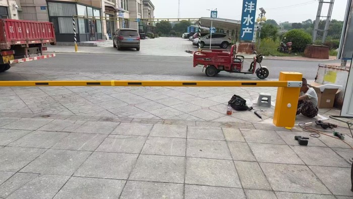 大连市普兰店区皮口街道直杆道闸安装调试施工纪实